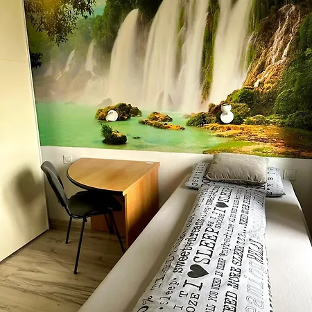 Vlastna Izba 5min Od Letiska Alloggio in famiglia *